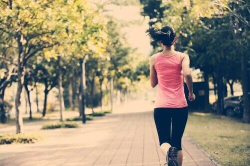 Une femme qui fait de l'exercice