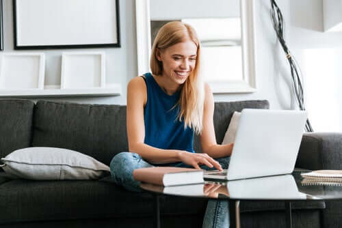 Une femme tissant une amitié en ligne