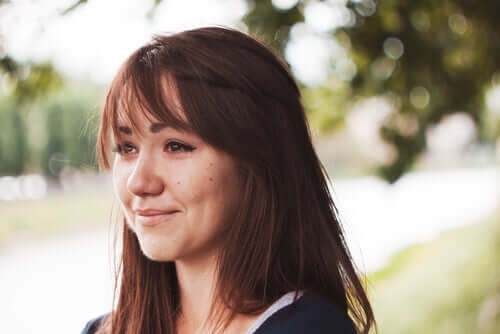Une jeune femme souriante en train de pleurer de joie