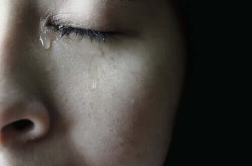 Une femme qui pleure de joie