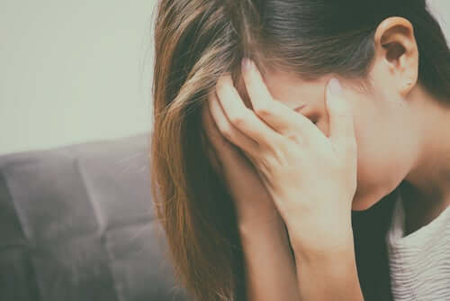 Une femme en pleurs à cause du malheur