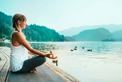 La méditation aide à améliorer l'estime de soi.