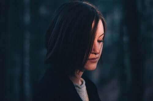 Une femme souffrant d'une blessure qui ne cicatrice pas