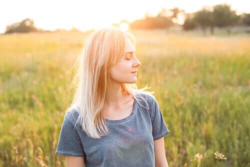 Une femme dans l'auto compassion