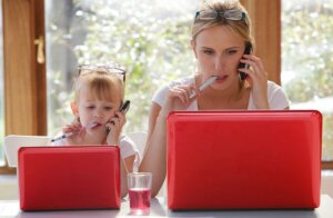 Pourquoi les enfants imitent-ils les adultes ?