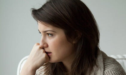 Une femme réfléchissant à comment mesurer l'anxiété
