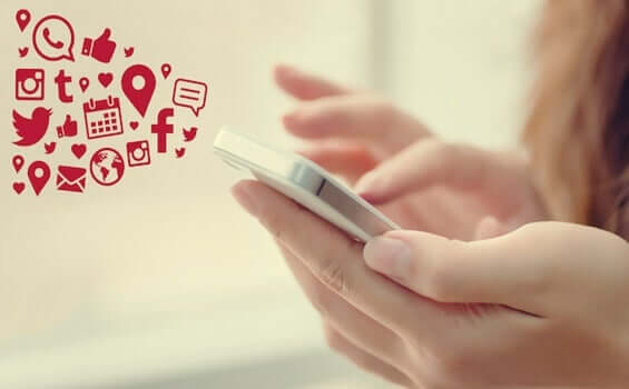 Une fille qui regarde des influenceurs sur son téléphone