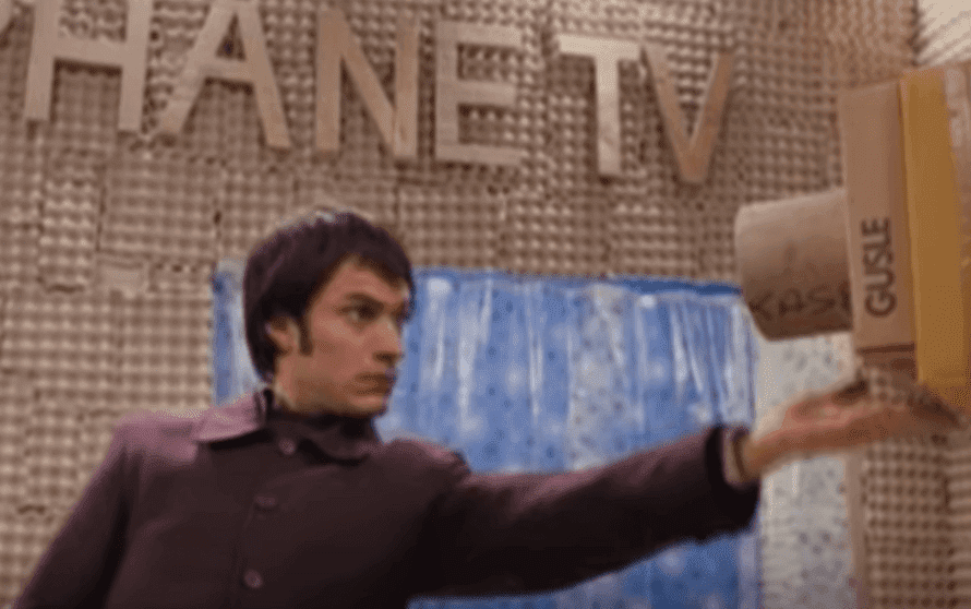 Un garçon regarde la caméra dans son sommeil