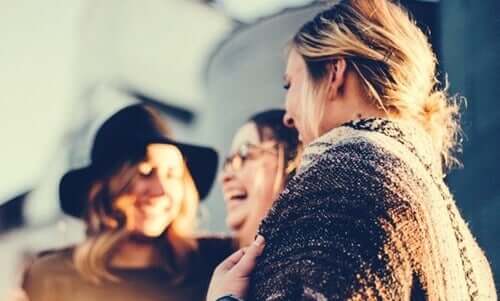 Un groupe d'amies en train de rire