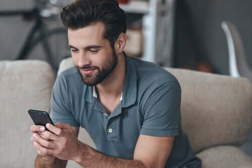 Un homme heureux sur des applications de rencontre