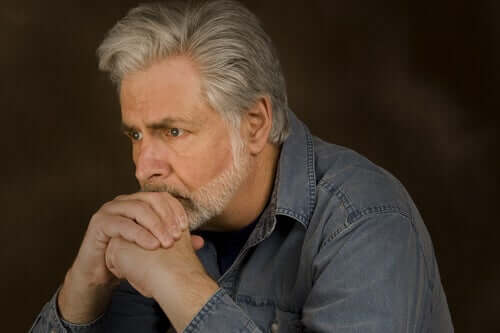 Un homme réfléchissant à l'effet de la pauvreté sur le cerveau