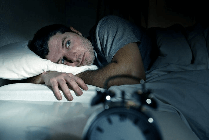 Se coucher préoccupé peut mener à l'insomnie