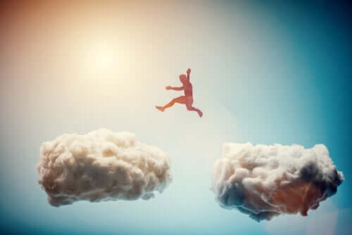 Un homme qui saute par-dessus les nuages et qui sort de la zone de confort