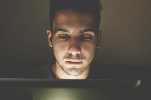 Un homme regardant de la pornographie sur son ordinateur