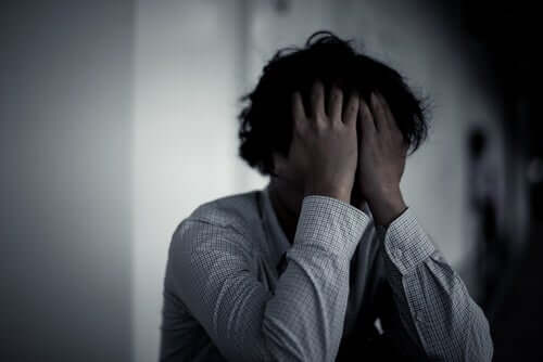 Un homme préoccupé par ses pulsions