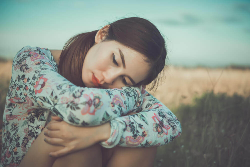 Une jeune femme pensant à ses pulsions