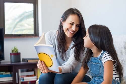 Une professeure apprenant à lire à une élève selon la méthode syllabique