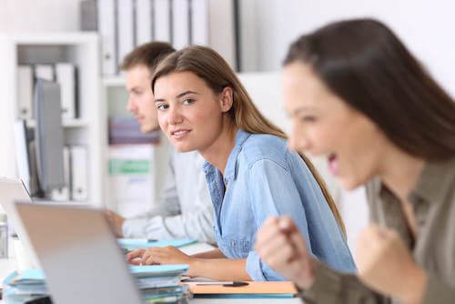 Le sentiment de l'envie d'une femme envers sa collègue de travail