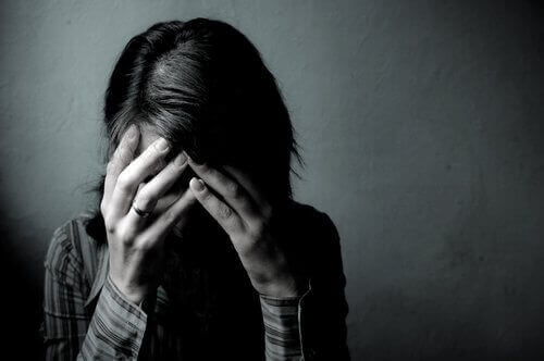 Une femme ayant le langage corporel de la culpabilité