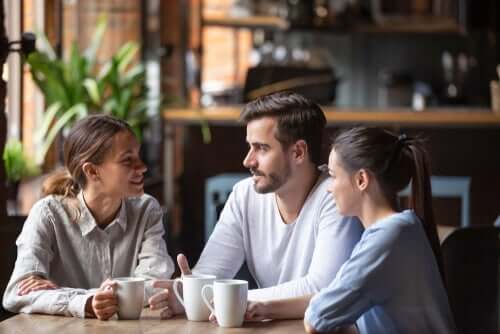 Des amis qui discutent de l'envie