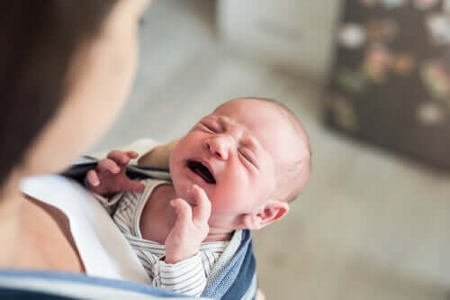 Les bébés ont davantage tendance à se calmer lorsque les mères les portent du côté gauche