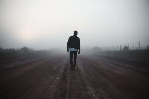Un homme qui marche seul dans l'obscurité.
