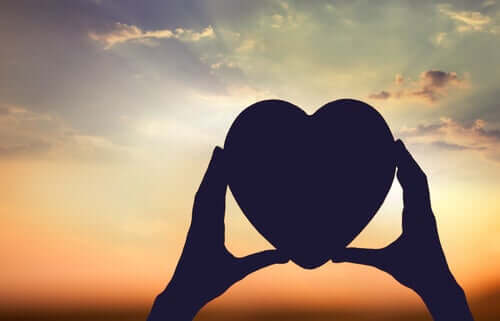 Un cœur entre des mains représentant l'amour inconscient