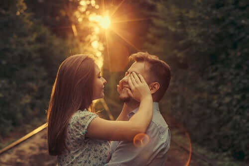 Un couple enlacé ressentant de l'amour inconscient