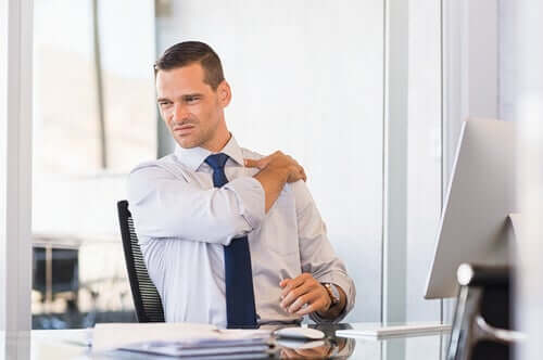 Le stress et la tension musculaire chez un homme