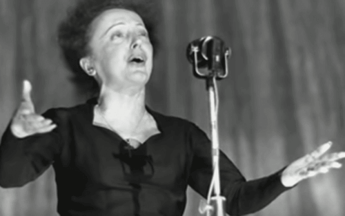 Edith Piaf en train de chanter