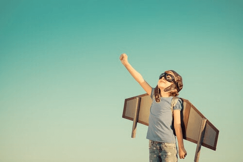 Un enfant dans l'apprentissage significatif de voler