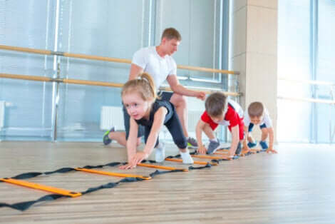 Le jeu est un moyen de stimuler la psychomotricité des enfants. 