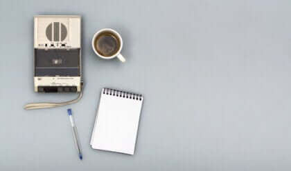 Un dictaphone, une tasse de café et un bloc-notes : les outils de la journaliste Oriana Fallaci