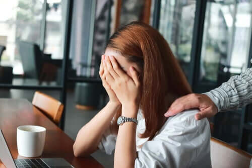 Une femme anxieuse dans un café