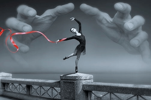 Une femme qui danse sur un pont