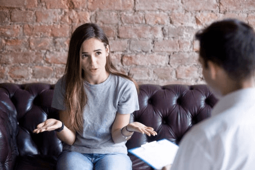 Une femme en consultation chez le psychologue