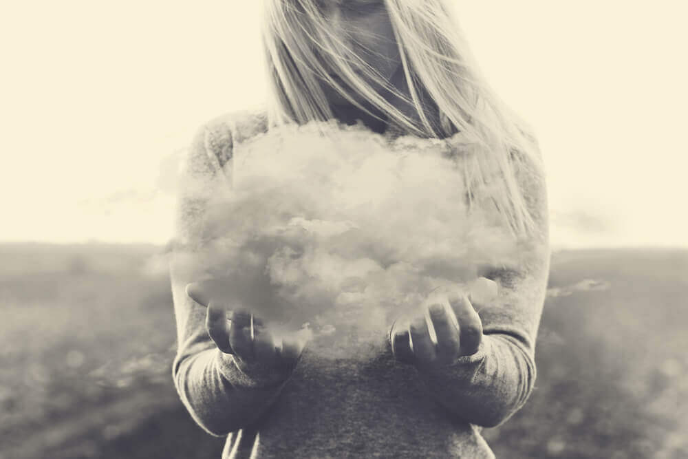 Une femme qui porte un nuage
