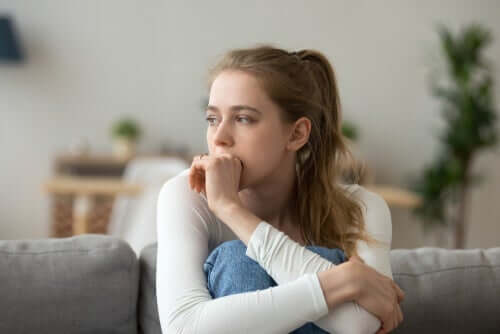 Une femme réfléchissant aux décisions émotionnelles qu'elle doit prendre