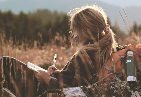 Une fille écrivant dehors