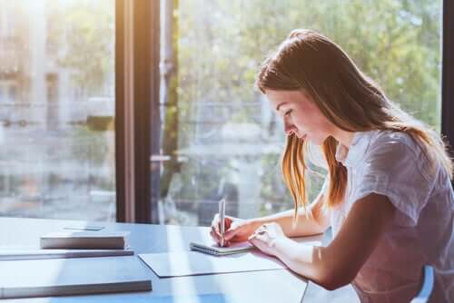 Une fille qui étudie
