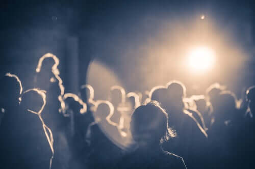 Le frotteurisme dans la foule