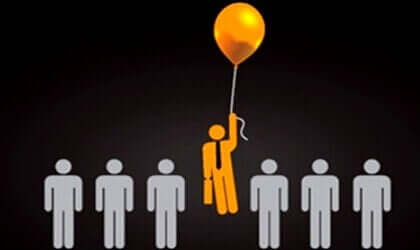 Un bonhomme en orange s'envolant avec un ballon