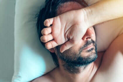 Un homme envahi par l'anxiété au réveil.