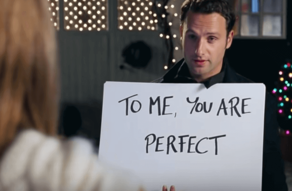 Un homme avec un message d'amour dans Love Actually