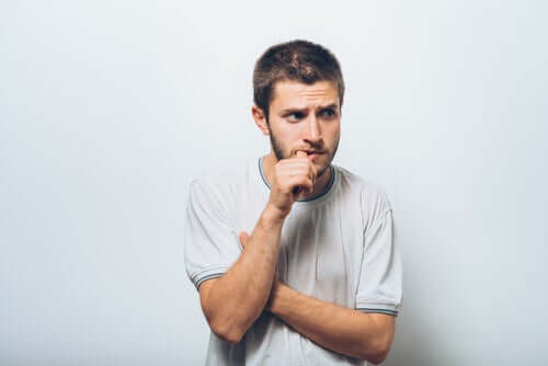 Un homme envahi par le sentiment d'infériorité