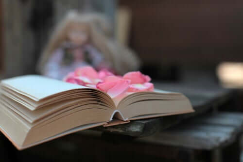 Un livre de poésie ouvert avec des fleurs