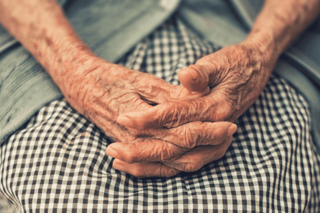 Les mains d'une femme qui a Alzheimer