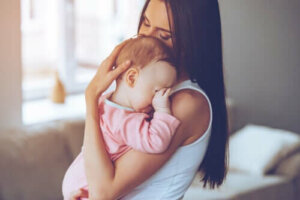 Pourquoi les mères portent leurs bébés du côté gauche ?