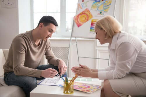 Un thérapeute avec un patient