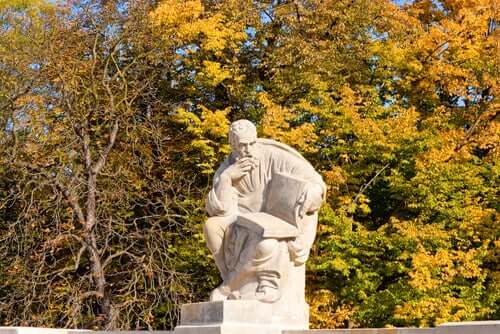 Une statue d'Aristophane